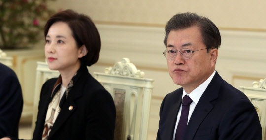 문 대통령, 교육감들과 코로나19 논의    문재인 대통령이 19일 청와대에서 신학기 교육현장 신종 코로나바이러스 감염증(코로나19) 대책 논의를 위한 시·도교육감 간담회를 하고 있다. 연합